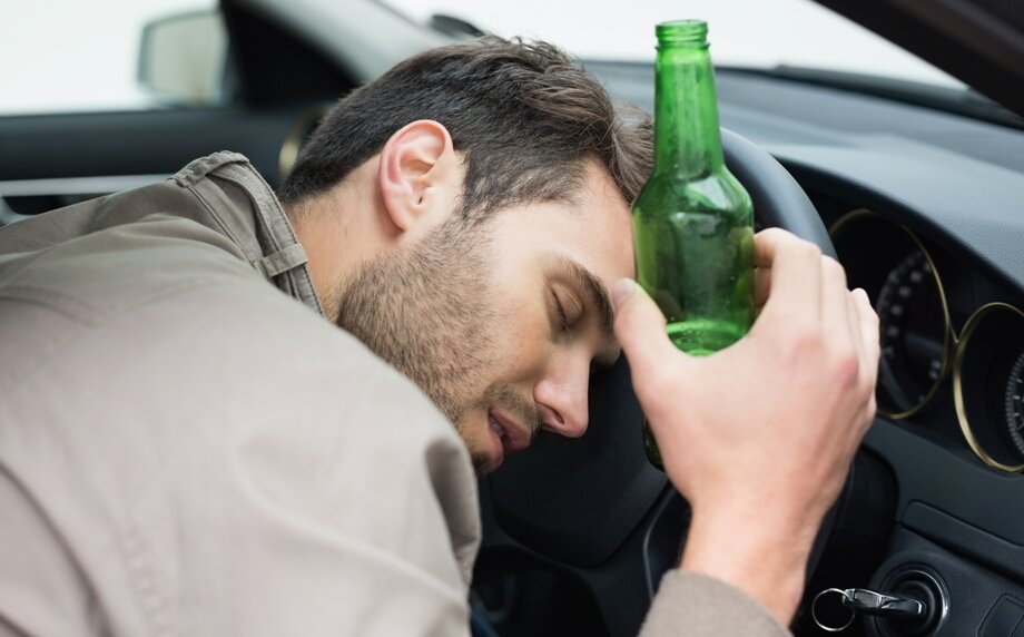 мужчина в алкогольном опьянении за рулем